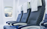 3列シートの真ん中の座席の2つの肘掛けは誰が使用できるのか？（Shutterstock）