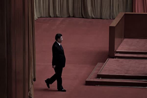 北京の人民大会堂内を歩く習近平国家主席（Noel Celis / AFP）