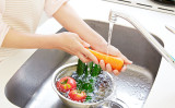 野菜や果物を洗うときは、流水と柔らかい毛のブラシを使って、農薬を落とすようにしましょう。 （Shutterstock）