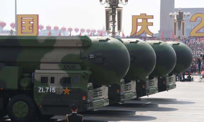 2019年10月1日、中国・北京の天安門広場で行われた軍事パレードで公開された、核弾道搭載型大陸間弾道ミサイル「DF-41」（GREG BAKER/AFP via Getty Images）