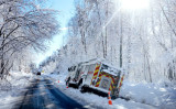 2022年01月04日、バージニア州スタッフォード郡で、凍結した状態で滑り落ちた消防車が道路脇に置かれている。記録的な降雪を伴う冬の嵐が中部大西洋岸の各州に襲い、バージニア州では80キロの長さに渡り車両が立ち往生し、数千の運転手が一晩を車両内で過ごした（Photo by Chip Somodevilla/Getty Images）