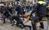 2022年1月2日、オランダのアムステルダムで警察とデモ参加者との間で衝突が発生（Pierre Crom/Getty Images）