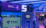 2018年6月27日、上海で開催された「モバイル・ワールド・コングレス」で5G技術を展示するチャイナテレコムのブース （AFP/Getty Images）