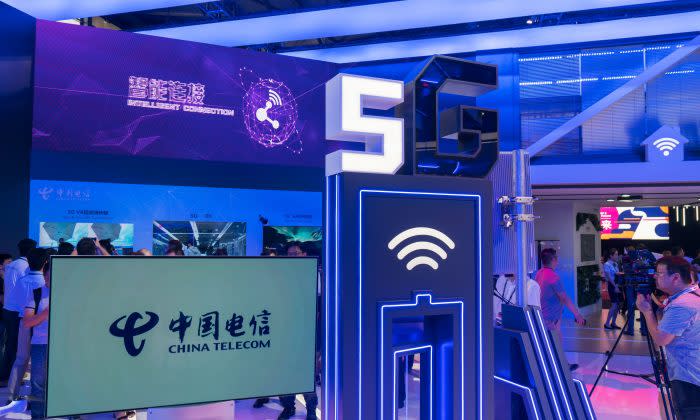 2018年6月27日、上海で開催された「モバイル・ワールド・コングレス」で5G技術を展示するチャイナテレコムのブース （AFP/Getty Images）