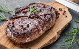 残りもののビーフステーキを再加熱するとき、ちょっとしたコツをつかめば硬くなりません。（Shutterstock）