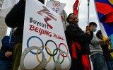 2021年12月10日、世界人権デーに中国での人権侵害を理由に北京冬季五輪のボイコットを呼びかける人権活動家たち （Photo by SAM YEH/AFP via Getty Images）