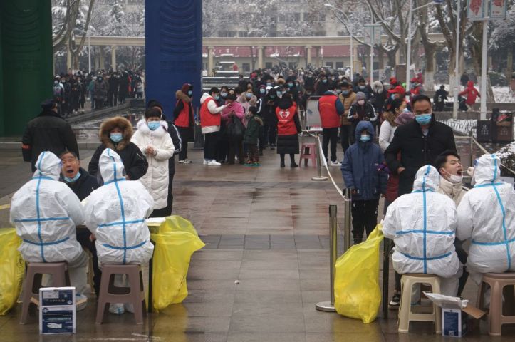 2022年1月5日、鄭州で行われた集団検査プログラムの一環として、COVID-19検査のためのスワブ採取に並ぶ住民たち（STR/CNS/AFP via Getty Images）