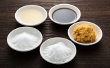 体内に蓄積する毒素を体外へ排出するために、なるべく塩、酢、醤油、味噌などの基本的な調味料を使用します（Shutterstock）