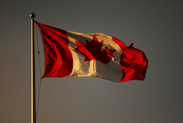 カナダ・オンタリオ州で掲げられたカナダ国旗。8月11日撮影（Photo by Vaughn Ridley/Getty Images）