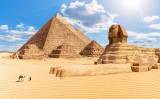 写真は、エジプト・ギザのピラミッドとスフィンクスです。（AlexAnton / PIXTA）