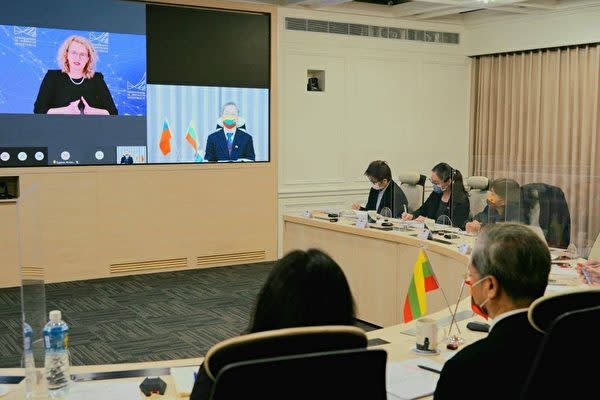 2022年1月11日、台湾国家発展委員会の龔明鑫・主任委員とリトアニアのアウシュリネ・アルモナイテ経済イノベーション相がオンライン会談を行った（台湾外務省提供）