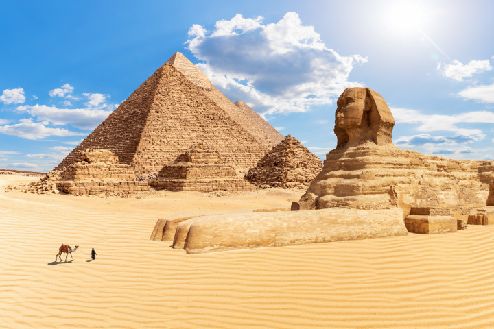 写真は、エジプト・ギザのピラミッドとスフィンクスです。（AlexAnton / PIXTA）