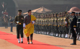 インドの大統領官邸で行われた歓迎式典で儀仗兵を視察するブータンのワンチュク国王（AFP PHOTO/RAVEENDRAN （Photo credit should read RAVEENDRAN/AFP via Getty Images）