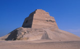 写真は、メイドゥムにある崩れピラミッドです。（ wonderland / PIXTA）