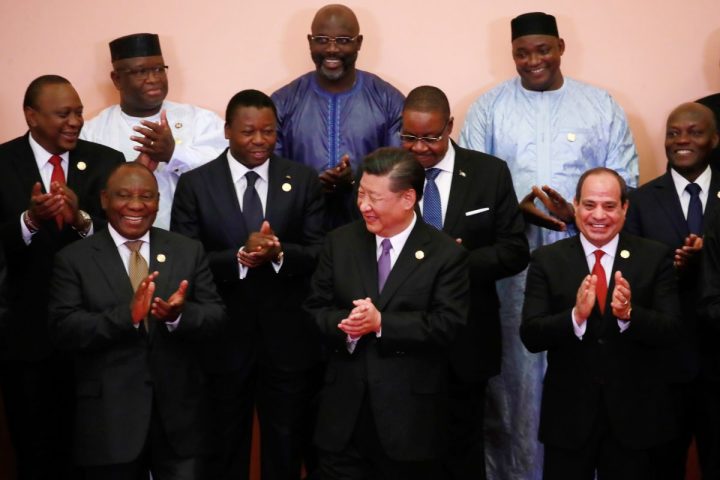 2018年9月3日、中国・北京で開催された中国・アフリカ協力フォーラムで、マラウイのアーサー・ピーター・ムタリカ大統領（当時、2列目右端）らアフリカの指導者たちとポーズをとる中国の習近平国家主席（How Hwee Young/AFP/Getty Images）
