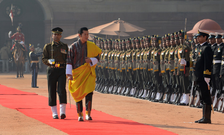 インドの大統領官邸で行われた歓迎式典で儀仗兵を視察するブータンのワンチュク国王（AFP PHOTO/RAVEENDRAN （Photo credit should read RAVEENDRAN/AFP via Getty Images）