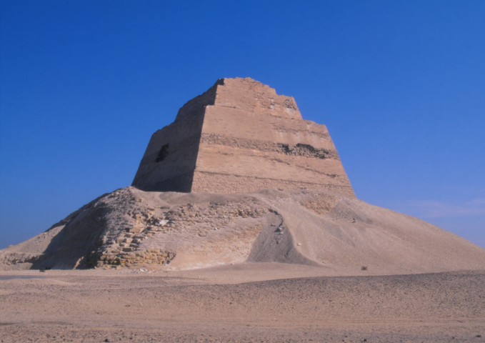 写真は、メイドゥムにある崩れピラミッドです。（ wonderland / PIXTA）