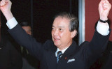 1994年12月8日、海部俊樹元首相は野党10党による新進党の党首に当選した後、拳を上げた（Photo credit should read YOSHIKAZU TSUNO/AFP via Getty Images）