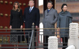 2017年11月8日、北京の故宮を訪れたトランプ米大統領とメラニア夫人に同行した中国の習近平国家主席と彭麗媛夫人（Jim Watson/AFP/Getty Images）
