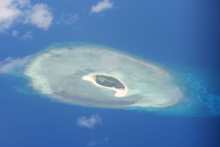 2017年4月21日撮影されたスプラトリー諸島のサンゴ礁。参考写真（TED ALJIBE/AFP/Getty Images）
