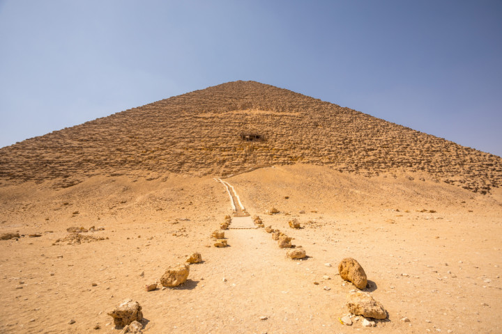 ダハシュールはピラミッドの発祥地と言われ、今日良く見られるピラミッドが最初に出現したのは、第3王朝のファラオ・フニの時期です（Shutterstock）