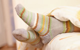 夜、靴下を履いて寝ると、体の芯の温度が下がり、眠りやすくなるそうです（Shutterstock）
