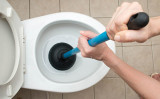 トイレが詰まった時、どうすればいいでしょうか。この裏ワザを知っておくと、いつか役に立つかも知れません。（Shutterstock）