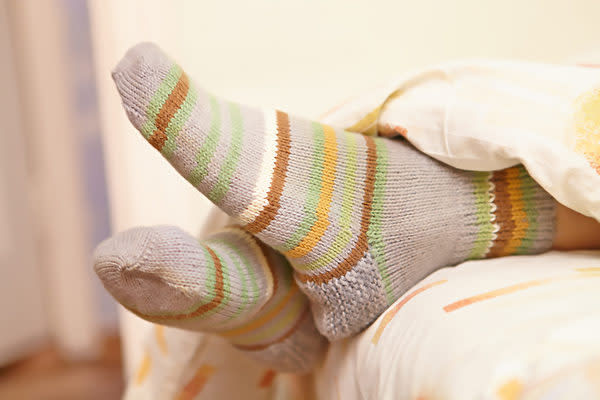 夜、靴下を履いて寝ると、体の芯の温度が下がり、眠りやすくなるそうです（Shutterstock）