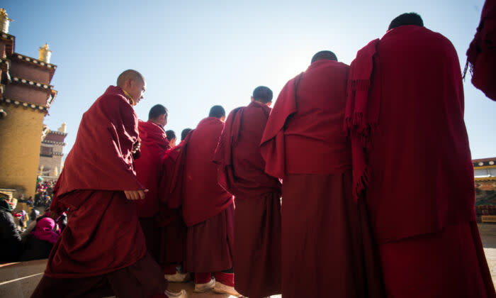 2016年1月5日、中国南西部の雲南省にて集まるラマ僧たち（Johannes Eisele/AFP via Getty Images）