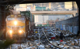 ロサンゼルスで貨物輸送コンテナから盗まれた数千個の開封済みの箱が散乱。2022年1月14日撮影　（Patrick T. Fallon/AFP via Getty Images）