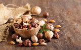 ナッツ類や種子類の食物を毎日少量ずつとることで、発がんリスクを下げることができます。（Shutterstock）