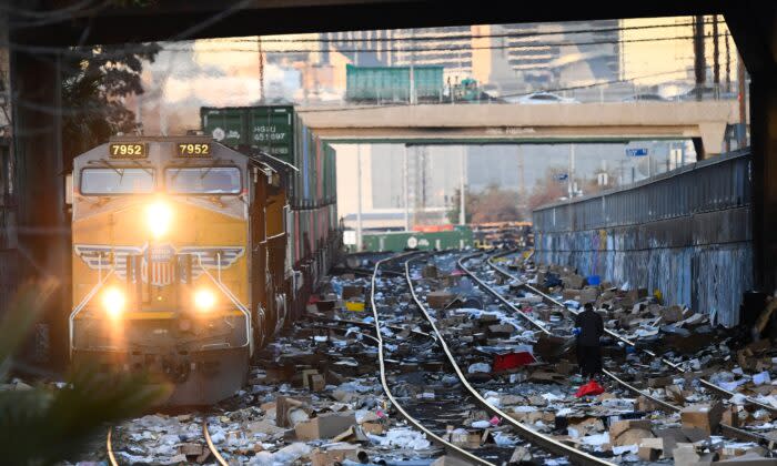 ロサンゼルスで貨物輸送コンテナから盗まれた数千個の開封済みの箱が散乱。2022年1月14日撮影　（Patrick T. Fallon/AFP via Getty Images）