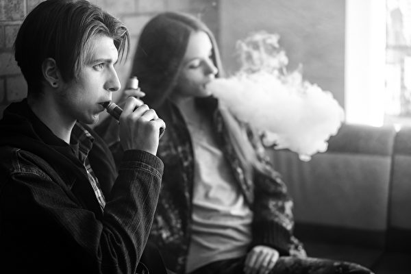 思春期の子どもが喫煙しているのを見つけたら、どうしますか？ 思春期は、子どもの道徳心を育てる最後のチャンスです。この機会を利用して、子どもを正しい道へ導きましょう（Shutterstock）