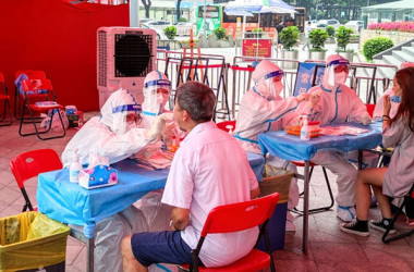 2021年6月、中共ウイルス（新型コロナウイルス）のPCR検査を受ける市民ら（STR/AFP via Getty Images）