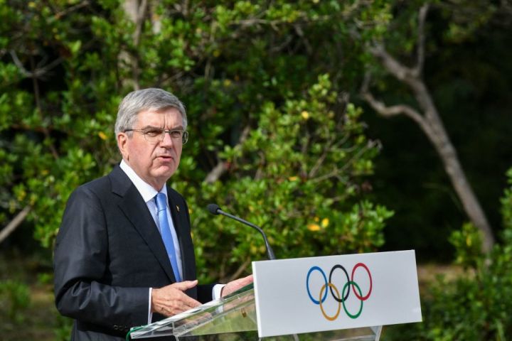 ギリシャでスピーチを行う国際オリンピック委員会（IOC）のトーマス・バッハ会長。2021年10月17日撮影（Photo by VALERIE GACHE/AFP via Getty Images）