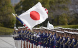 2021年3月16日、防衛省で開催された日米防衛大臣二国間会合に先立ち、オースティン米国防長官と岸信夫防衛大臣が儀仗兵に迎えられる（Photo by DAVID MAREUIL/POOL/AFP via Getty Images）