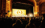 1月16日米デトロイトのオペラハウスで開かれた公演で、神韻のダンサーたちはカーテンコールに応える（Sam Wang/The Epoch Times）