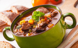 肉や野菜を使ったシチューは、栄養価もおいしさも抜群。（Shutterstock）