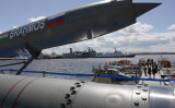 2017年6月28日、サンクトペテルブルクで開催された国際海上防衛ショーで展示されている超音速巡航ミサイル「ブラモス」（Olga Maltseva/AFP/Getty Images）