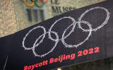 2021年6月23日、スイスのローザンヌにある2022年北京冬季五輪へのボイコットを訴えるプラカード（Fabrice Coffrini/AFP via Getty Images）