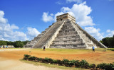 写真は、メキシコにあるチチェンイッツァ遺跡で一番有名な、大ピラミッド「エル・カスティージョ」です。（Buuchi / PIXTA）