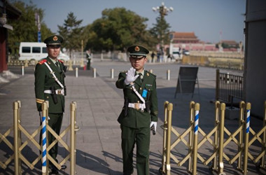 街で秩序維持を行う北京市の警官（Nicolas Asfouri/AFP via Getty Images）