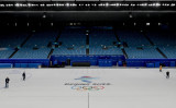1月12日、北京冬季オリンピックに向けて競技場の準備を進める作業員たち（Photo by FRANCOIS-XAVIER MARIT/AFP via Getty Images）