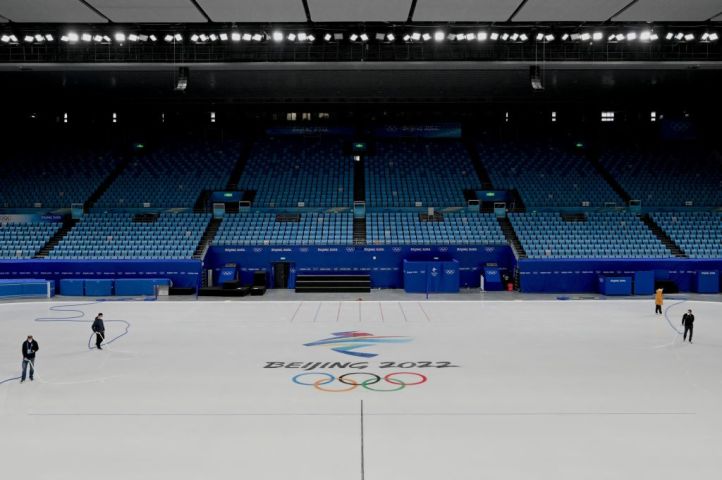 1月12日、北京冬季オリンピックに向けて競技場の準備を進める作業員たち（Photo by FRANCOIS-XAVIER MARIT/AFP via Getty Images）