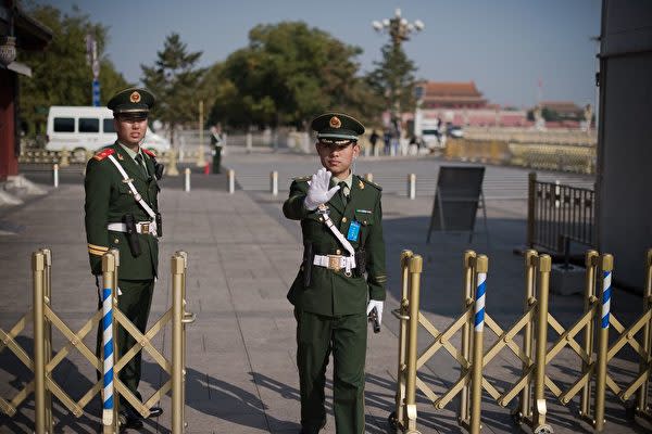 街で秩序維持を行う北京市の警官（Nicolas Asfouri/AFP via Getty Images）