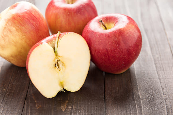 りんごに含まれるポリフェノールとペクチンは、いずれも悪玉コレステロールを減らし、心臓血管を保護する働きがあります。 （Shutterstock）