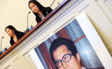 2013年10月29日、ワシントンDCでの記者会見で、夫で中国の人権活動家の郭飛雄（本名・楊茂東）氏の救出を呼びかける張青さん（左）と娘。張さんは2022年1月10日に亡くなった。 （Jewel Samad/AFP via Getty Images）
