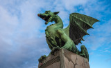 スロベニアの首都リュブリャナにある竜の橋のドラゴン像（javarman / PIXTA）