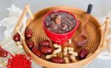 臘八節に「八宝粥」を食べることは千年の伝統があり、神様への敬意と喜びを表しています。漢方では、冬に八宝粥を食べることは健康維持に役立つとされています。（shutterstock）