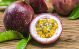 パッションフルーツは抗酸化物質や食物繊維、各種ミネラルを豊富に含みます。（Shutterstock）